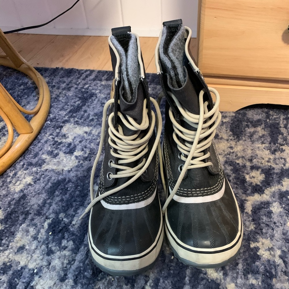Sorel snow boots like new, size 6.5